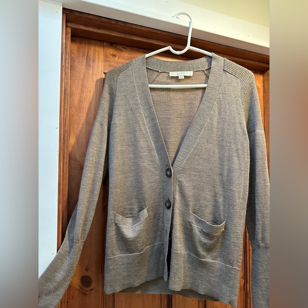 Ann Taylor LOFT overthrow thin sweater, size M, light brown
